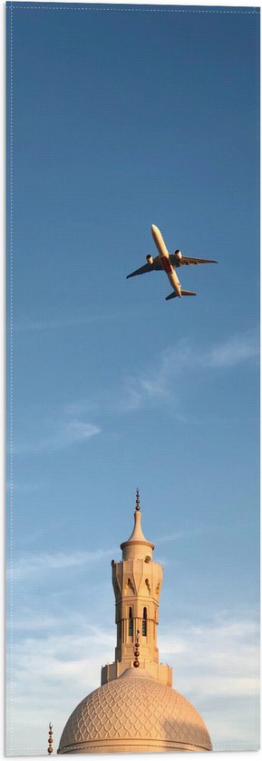 WallClassics - Vlag - Vliegtuig Vliegend boven Klassiek Kerkje - 20x60 cm Foto op Polyester Vlag