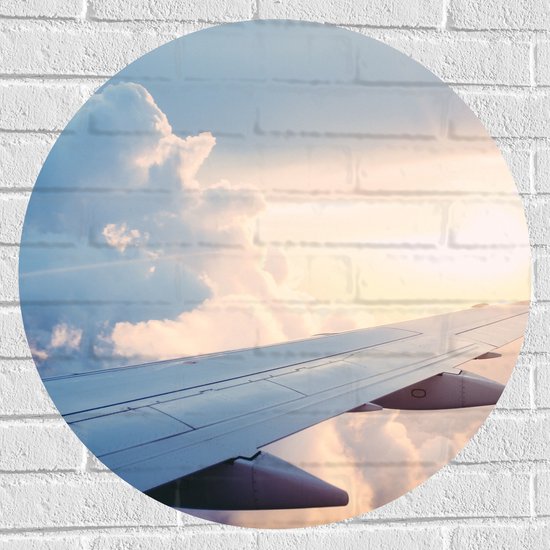 WallClassics - Muursticker Cirkel - Vliegtuigveugel bij Schapenwolken - 70x70 cm Foto op Muursticker