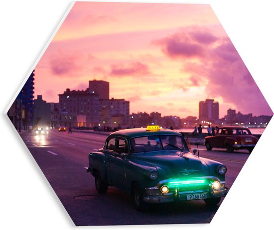 WallClassics - Feuille de mousse PVC Hexagone - Vieille voiture bleue dans une ville violette - 30x26,1 cm Photo sur Hexagone (avec système de suspension)