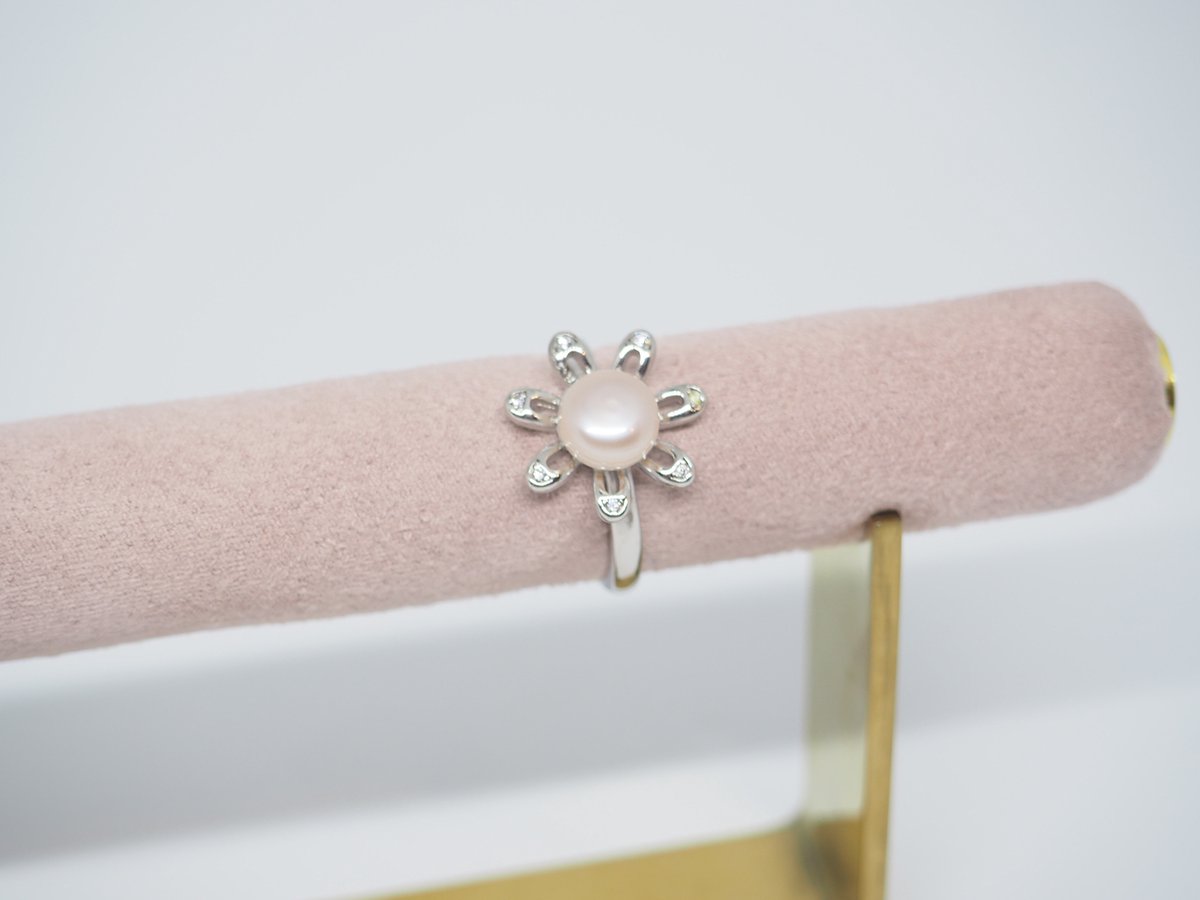Bloem ring met look a like parel roze | zilver gekleurd