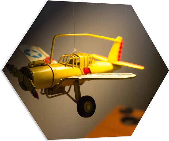 WallClassics - PVC Schuimplaat Hexagon - Geel Kinderspeelgoed Vliegtuigje Zwevend in Kinderkamer - 70x60.9 cm Foto op Hexagon (Met Ophangsysteem)