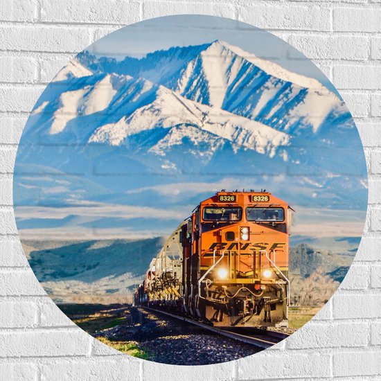 WallClassics - Muursticker Cirkel - Oranje Trein in IJslandschap op Spoor - 90x90 cm Foto op Muursticker