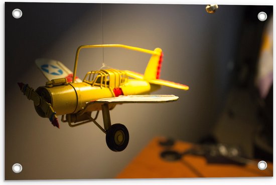 WallClassics - Tuinposter – Geel Kinderspeelgoed Vliegtuigje Zwevend in Kinderkamer - 60x40 cm Foto op Tuinposter (wanddecoratie voor buiten en binnen)