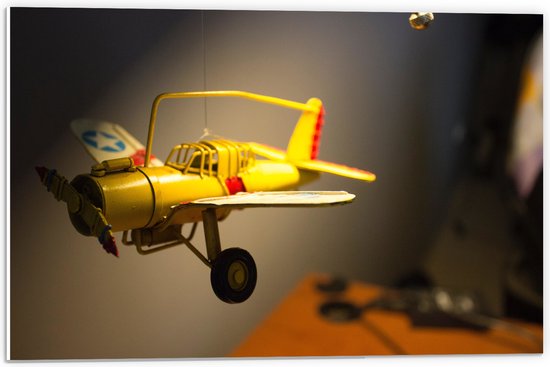 WallClassics - PVC Schuimplaat - Geel Kinderspeelgoed Vliegtuigje Zwevend in Kinderkamer - 60x40 cm Foto op PVC Schuimplaat (Met Ophangsysteem)