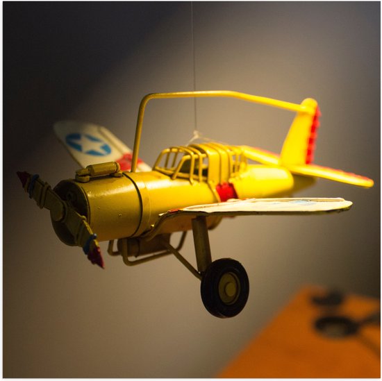 WallClassics - Poster (Mat) - Geel Kinderspeelgoed Vliegtuigje Zwevend in Kinderkamer - 50x50 cm Foto op Posterpapier met een Matte look