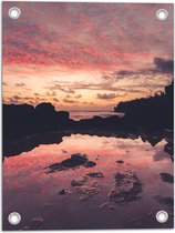 WallClassics - Tuinposter – Klein Meer voor Grote Oceaan tijdens Ondergaande Zon - 30x40 cm Foto op Tuinposter (wanddecoratie voor buiten en binnen)