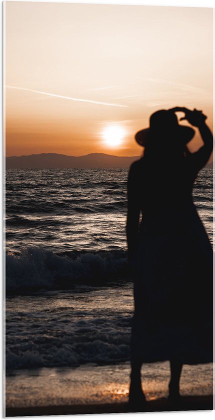 Acrylglas - Vrouw kijkend naar de Zee en Zonsondergang - 50x100 cm Foto op Acrylglas (Wanddecoratie op Acrylaat)