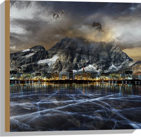 WallClassics - Hout - Donkere Berg met Vogels aan Meer - 50x50 cm - 9 mm dik - Foto op Hout (Met Ophangsysteem)