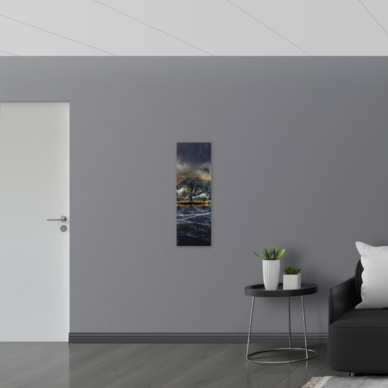PVC Schuimplaat - Donkere Berg met Vogels aan Meer - 30x90 cm Foto op PVC Schuimplaat (Met Ophangsysteem)