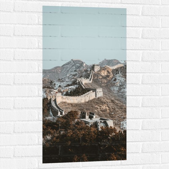 WallClassics - Muursticker - Uitzicht op Berg met Chinese Muur bij Blauwe Lucht - 50x100 cm Foto op Muursticker
