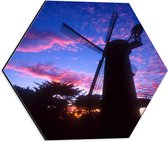 WallClassics - Dibond Hexagon - Silhouet van Grote Molen onder Donkere Zonsondergang - 40x34.8 cm Foto op Hexagon (Met Ophangsysteem)