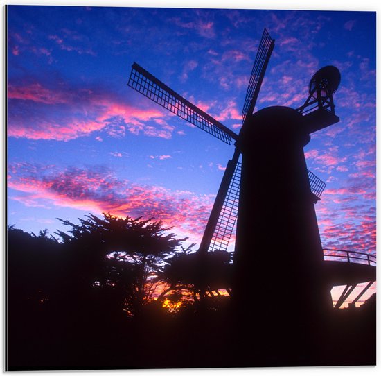 WallClassics - Dibond - Silhouette d'un grand moulin à vent sous un coucher de soleil sombre - Photo 50x50 cm sur Aluminium (Avec système d'accrochage)