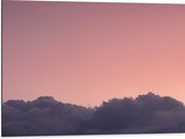 WallClassics - Dibond - Wolken met Roze Lucht - 80x60 cm Foto op Aluminium (Met Ophangsysteem)