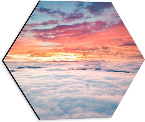 WallClassics - Dibond Hexagon - Zonsopkomst boven de Wolken - 30x26.1 cm Foto op Hexagon (Met Ophangsysteem)