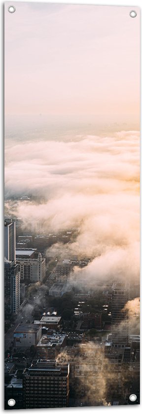 WallClassics - Tuinposter – Laag Wolken over de Stad - 40x120 cm Foto op Tuinposter (wanddecoratie voor buiten en binnen)