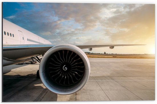 Dibond - Motor van Wit Vliegtuig op Vliegveld - 60x40 cm Foto op Aluminium (Met Ophangsysteem)