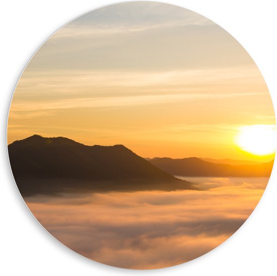 PVC Schuimplaat Muurcirkel - Verdwijnende Zon achter Bergen boven Wolken - 80x80 cm Foto op Muurcirkel (met ophangsysteem)