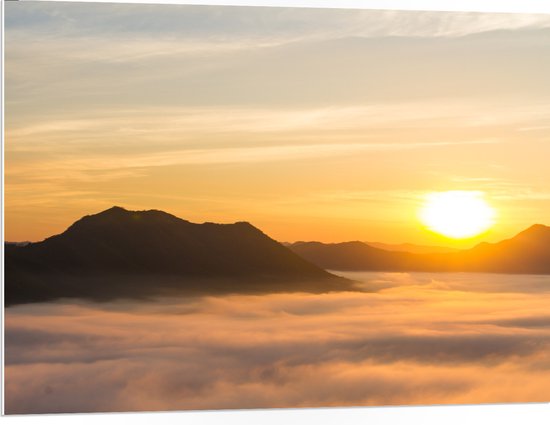 PVC Schuimplaat- Verdwijnende Zon achter Bergen boven Wolken - 100x75 cm Foto op PVC Schuimplaat