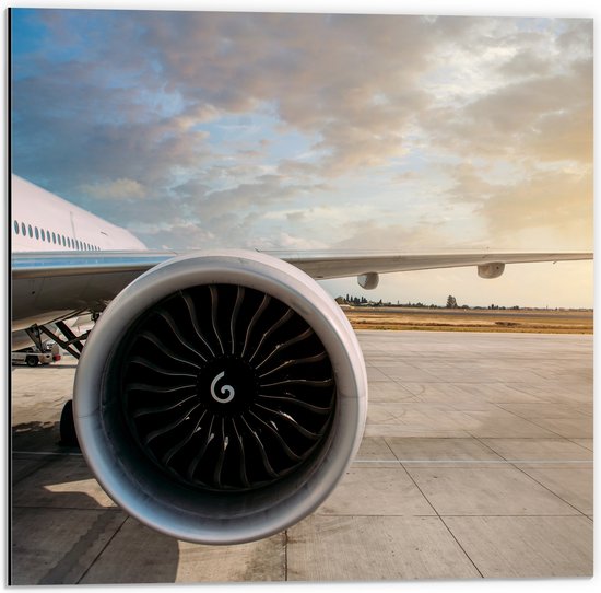 Dibond - Motor van Wit Vliegtuig op Vliegveld - 50x50 cm Foto op Aluminium (Met Ophangsysteem)