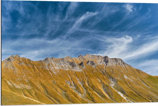 Dibond - Schapen Wolken boven Stijle Berg - 90x60 cm Foto op Aluminium (Wanddecoratie van metaal)