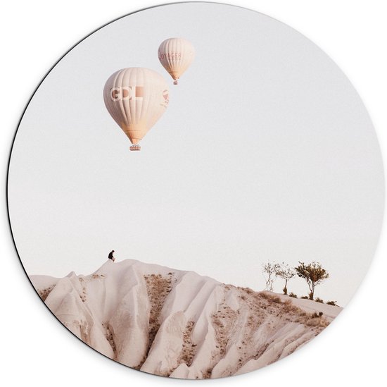 WallClassics - Dibond Muurcirkel - Beige en Bruine Luchtballonnen boven Rotslandschap - 70x70 cm Foto op Aluminium Muurcirkel (met ophangsysteem)