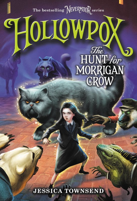 Boekcover: Hollowpox: The Hunt for Morrigan Crow, met Morrigan Crow in de voorgrond, omringd door fantastische wezens zoals een grote grijze kat, een wolf en een hagedis.