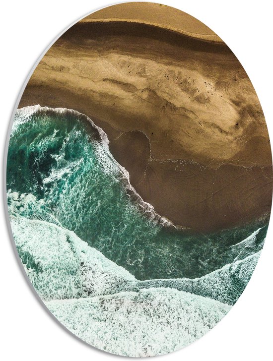 PVC Schuimplaat Ovaal - Bovenaanzicht van Wilde Zee Aanstromend op Donkerkleurig Strand - 30x40 cm Foto op Ovaal (Met Ophangsysteem)
