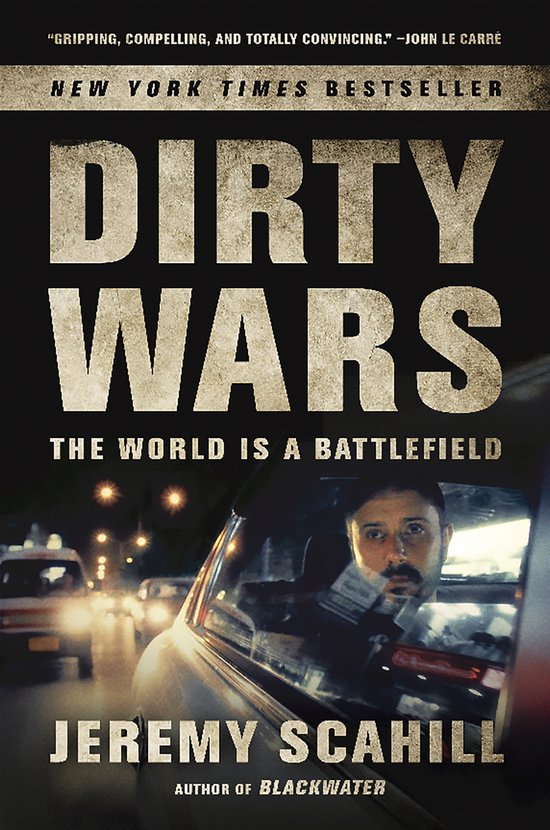 Boekomslag van Dirty Wars, met een man in een auto en stadslichten op de achtergrond. 'New York Times Bestseller'.