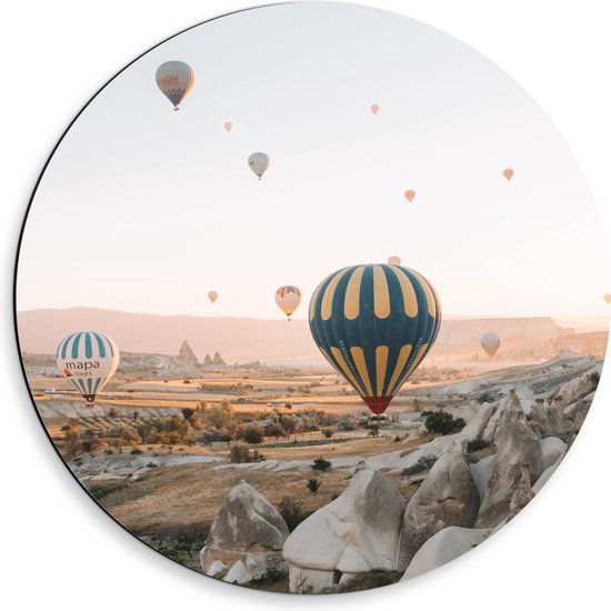 WallClassics - Dibond Muurcirkel - Grote Groep Luchtballonnen Vliegend boven Rotsig Landschap - 50x50 cm Foto op Aluminium Muurcirkel (met ophangsysteem)
