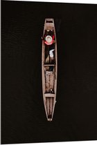 WallClassics - Acrylglas - Bovenaanzicht van Visser in Smal Houten Vissersbootje op Donker Water - 80x120 cm Foto op Acrylglas (Wanddecoratie op Acrylaat)