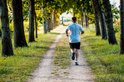 Gros plan d'un homme portant un t-shirt de sport blanc à manches courtes Rogelli, à l'extérieur.