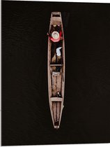 WallClassics - Acrylglas - Bovenaanzicht van Visser in Smal Houten Vissersbootje op Donker Water - 60x80 cm Foto op Acrylglas (Wanddecoratie op Acrylaat)