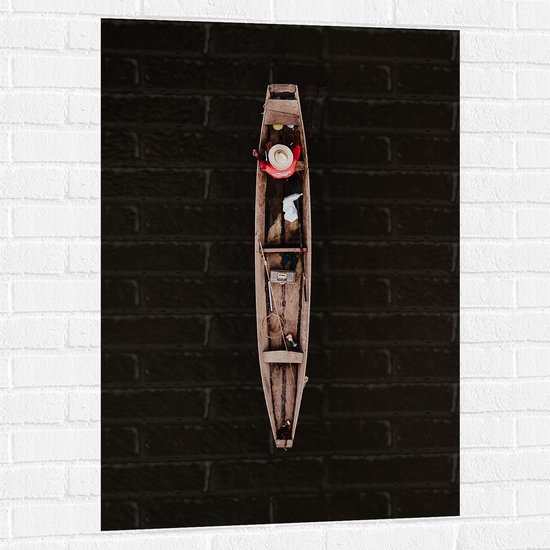 WallClassics - Muursticker - Bovenaanzicht van Visser in Smal Houten Vissersbootje op Donker Water - 70x105 cm Foto op Muursticker
