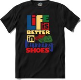 Life Is Better In Running Shoes | Hardlopen - Rennen - Sporten - T-Shirt - Unisex - Zwart - Maat L
