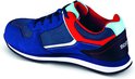 Basket basse bleue, arrière avec accents rouges et bleu clair, talon noir, semelle blanche.