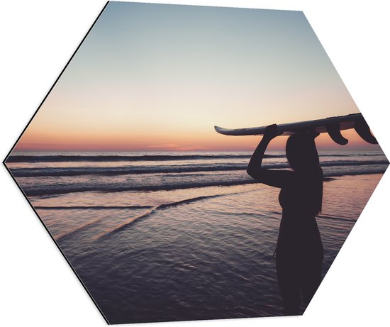 Dibond Hexagon - Silhouet van Surfer met Bord op Hoofd bij Zonsondergang - 70x60.9 cm Foto op Hexagon (Met Ophangsysteem)
