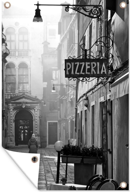 Tuinposter - Tuindoek - Tuinposters buiten - Steeg in Venetië met een uithangbord voor een pizzeria - zwart wit - 80x120 cm - Tuin