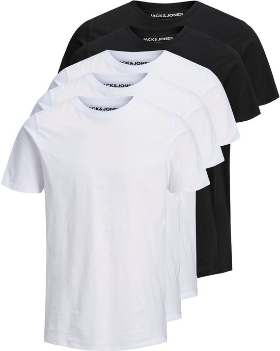 Vijf Jack & Jones t-shirts, deels gestapeld: twee zwarte en drie witte.