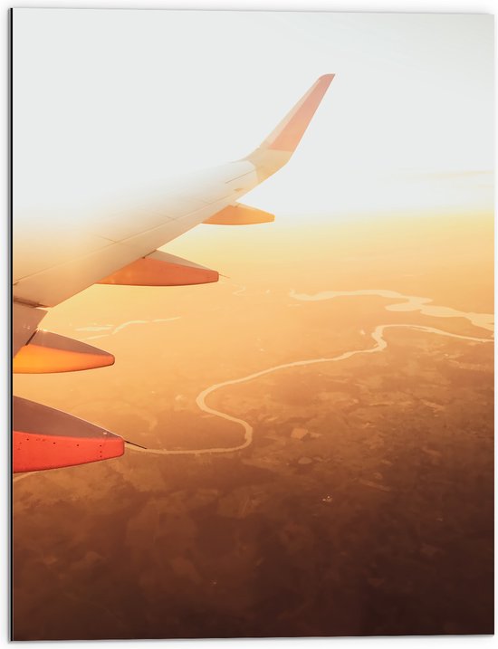 Dibond - Rood met Witte Vleugel van Vliegtuig bij Oranje Zonlicht - 60x80 cm Foto op Aluminium (Met Ophangsysteem)