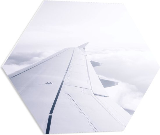 WallClassics - PVC Schuimplaat Hexagon - Witte Vliegtuigvleugel in Witte Wolken - 60x52.2 cm Foto op Hexagon (Met Ophangsysteem)