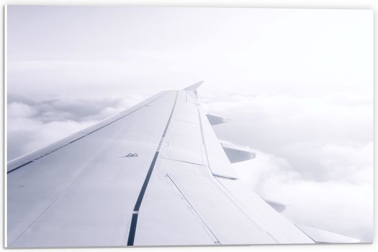 WallClassics - PVC Schuimplaat- Witte Vliegtuigvleugel in Witte Wolken - 60x40 cm Foto op PVC Schuimplaat