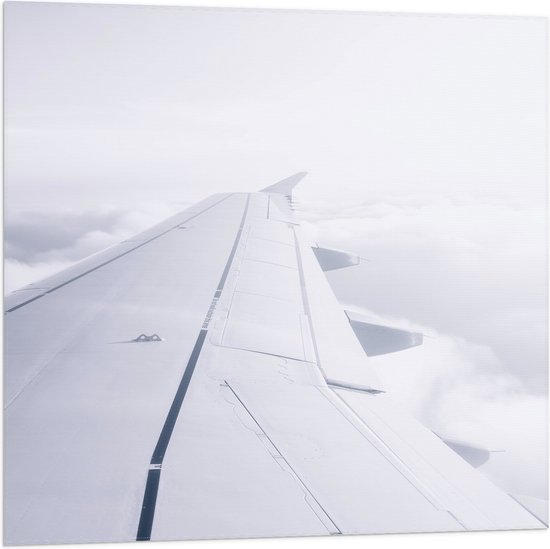 WallClassics - Vlag - Witte Vliegtuigvleugel in Witte Wolken - 80x80 cm Foto op Polyester Vlag