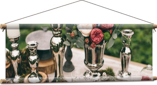 Textielposter - Tafel Versierd met Kandelaren, Mos en Bloemen - 90x30 cm Foto op Textiel