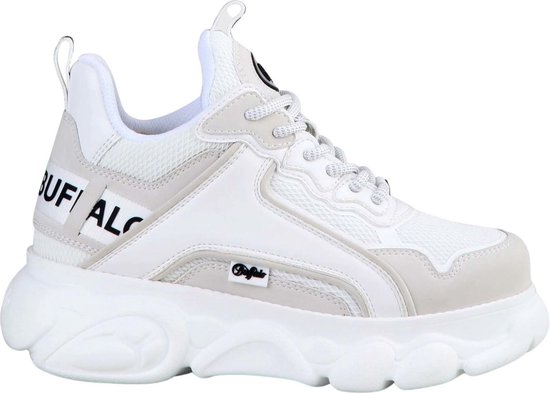 Witte Buffalo sneakers met dikke zool, mesh en logo 'BUFFALO' op de zijkant.