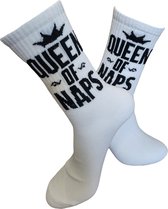 Verjaardags cadeau - Queen of Naps Sokken - Koning - vrolijke sokken - witte sokken - tennis sokken - sport sokken - valentijns cadeau - sokken met tekst - aparte sokken - grappige sokken - Socks waar je Happy van wordt - maat 37-44