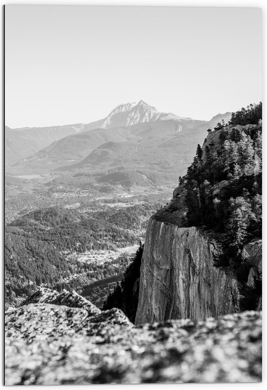 Dibond - Stijle Rotsen in Berglandschap (Zwart-wit) - 70x105 cm Foto op Aluminium (Met Ophangsysteem)