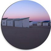 WallClassics - Dibond Muurcirkel - Witte Huisjes op Strand met Roze Lucht - 30x30 cm Foto op Aluminium Muurcirkel (met ophangsysteem)