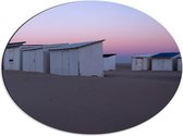 WallClassics - Dibond Ovaal - Witte Huisjes op Strand met Roze Lucht - 56x42 cm Foto op Ovaal (Met Ophangsysteem)