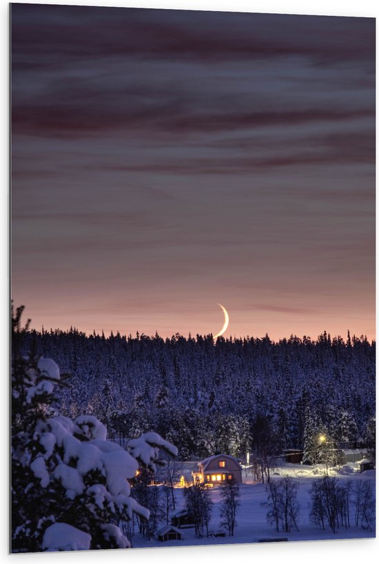 WallClassics - Dibond - Smalle Maan boven Huisje in het Bos met Sneeuw - 80x120 cm Foto op Aluminium (Wanddecoratie van metaal)