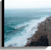 WallClassics - Canvas - Zee bij Rotsen - 40x40 cm Foto op Canvas Schilderij (Wanddecoratie op Canvas)